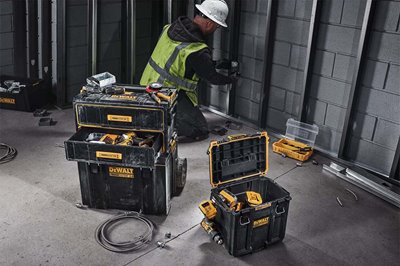 Black toolboxes using yellow badges to display brand name