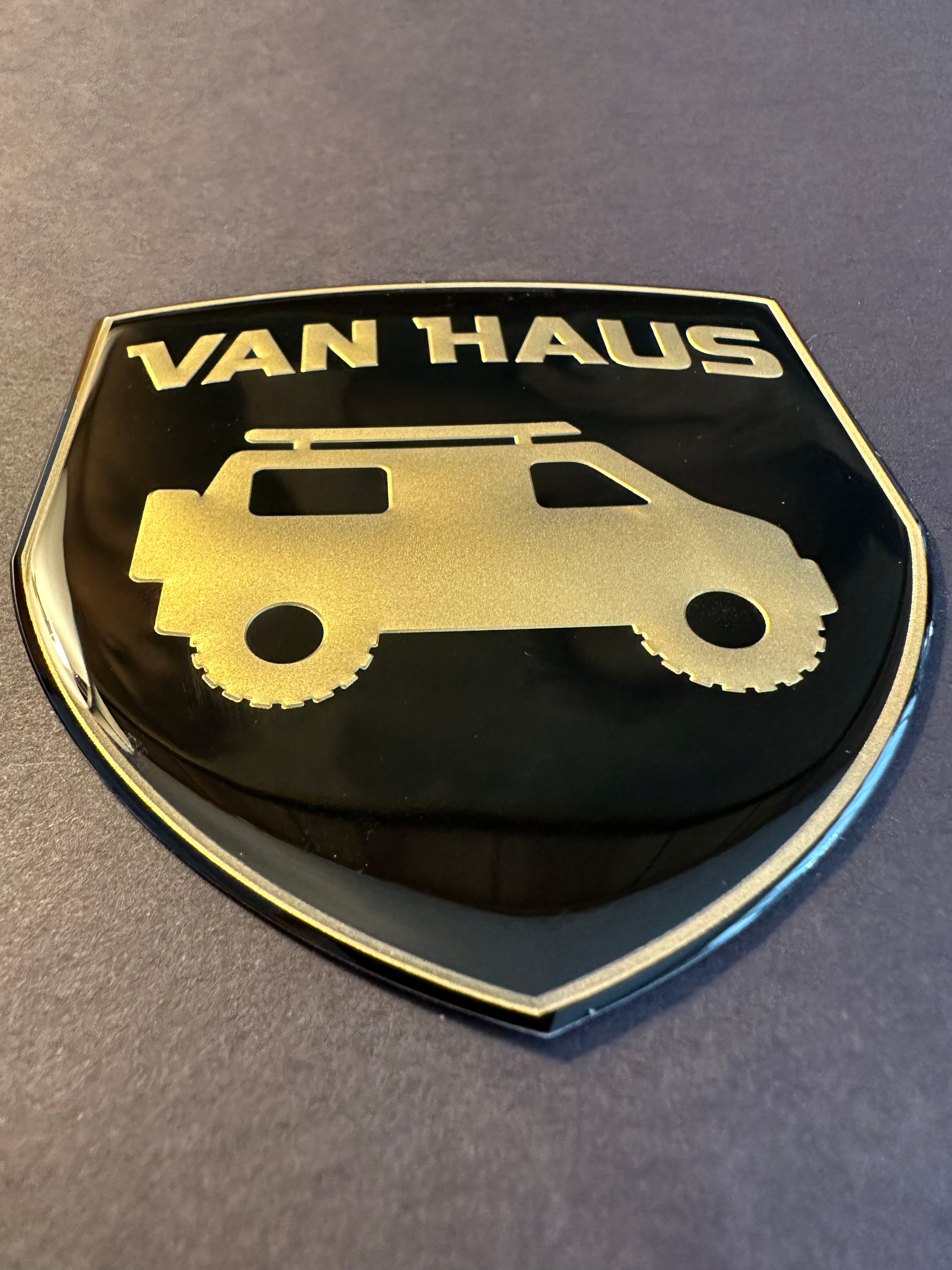 Domed badge for the automotive industry